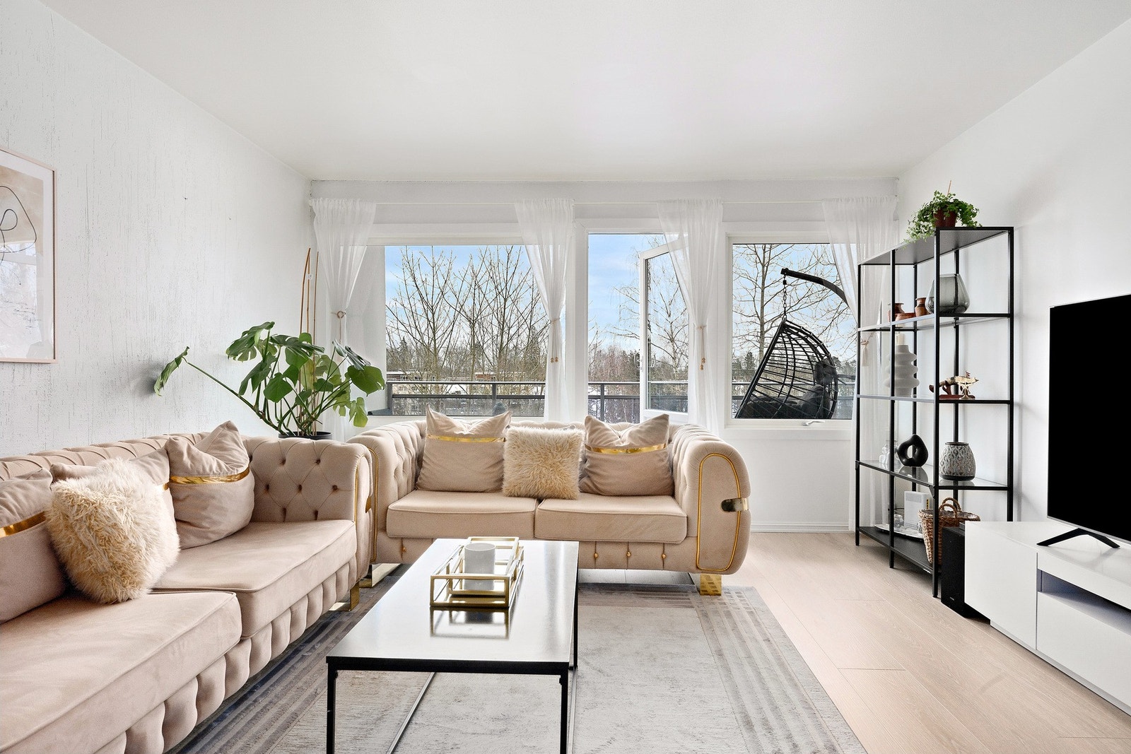 Dette er et naturlig sted å ha sofa, tv og annet tilhørende møblement Galleribilde