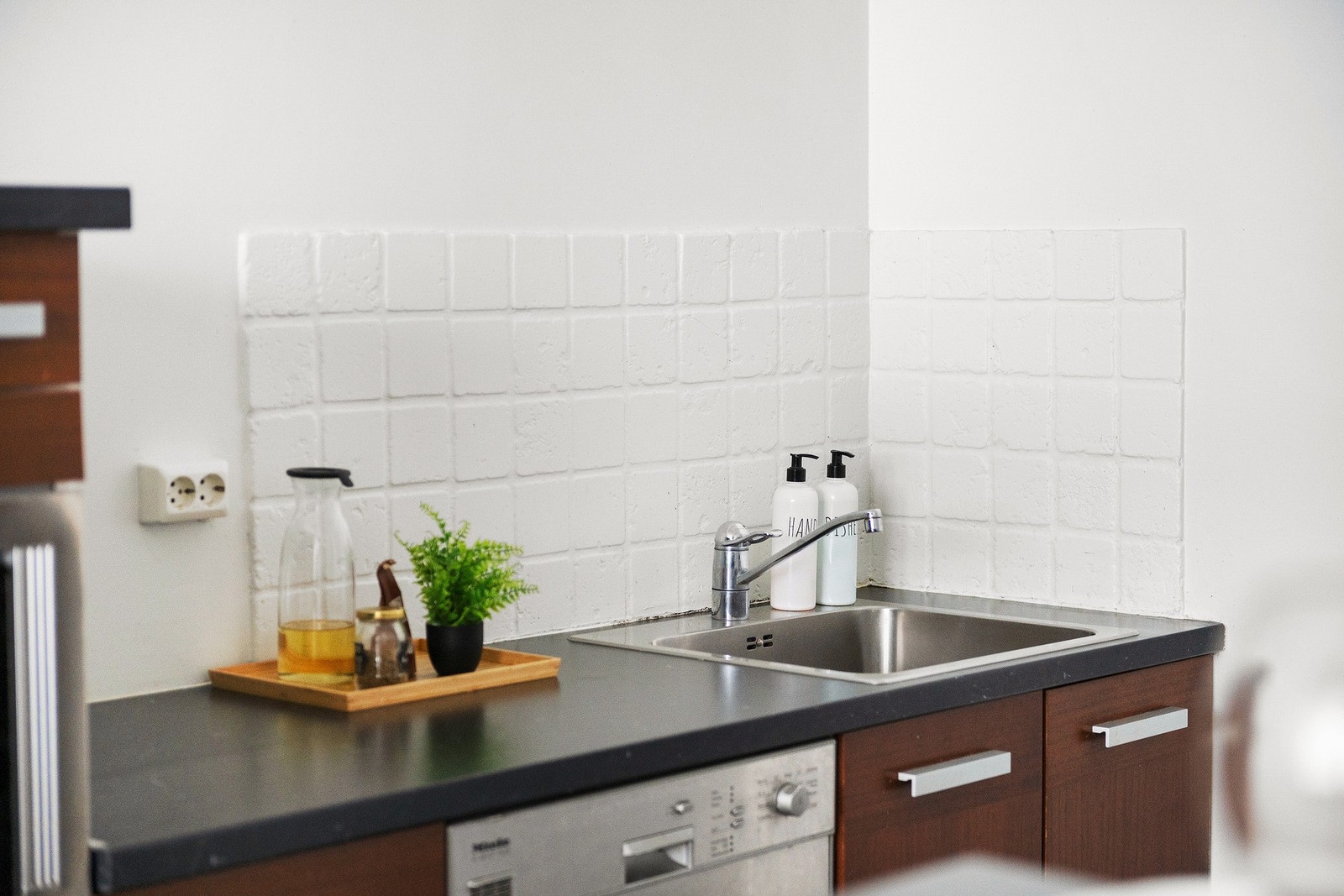 Komfyr og mikroovn er innebygget i innredning, videre er det oppvaskmaskin under benk, frittstående kjøleskap og fryseboks. Galleribilde