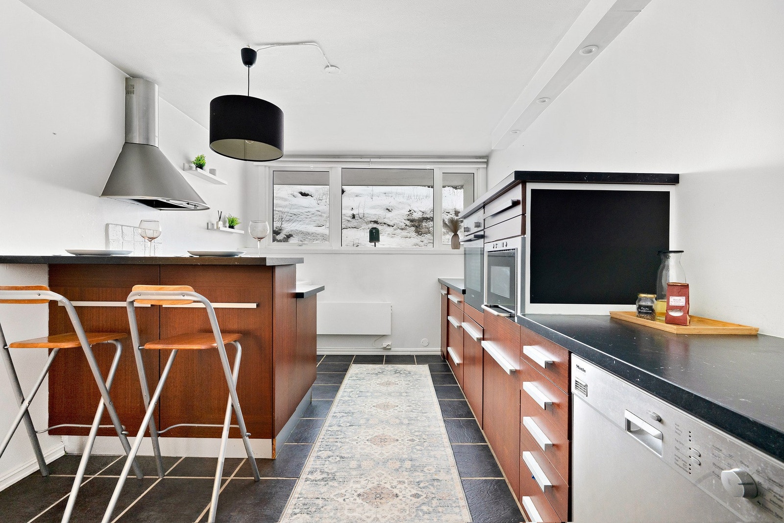 Videre har leiligheten et stort og arbeidsvennlig kjøkkenet med kjøkkenøy Galleribilde