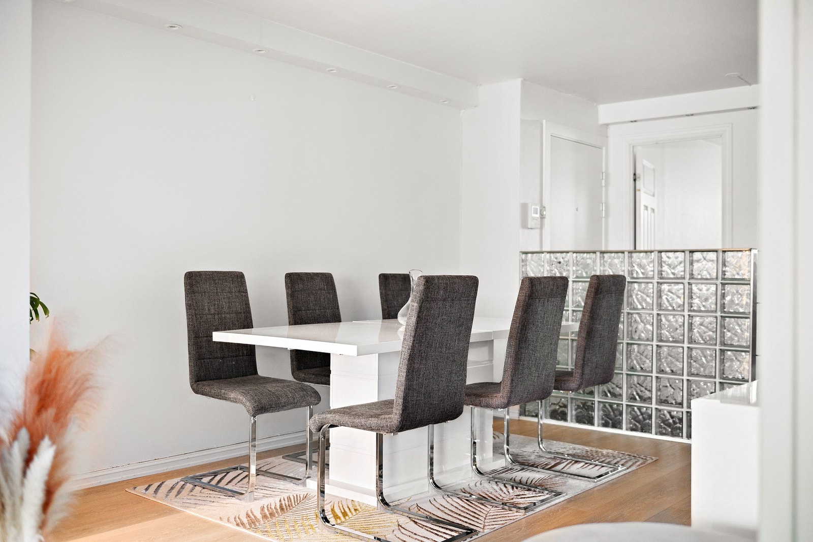 Her har du god plass til å invitere hele familien på middagsselskap Galleribilde