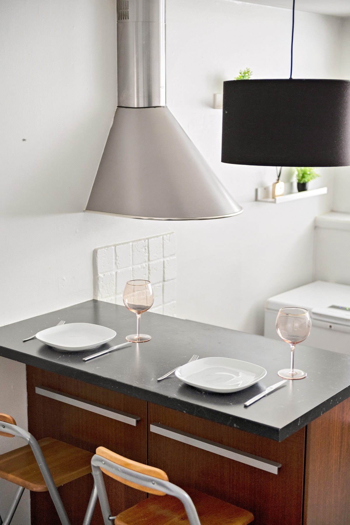 Kjøkkenet har slette fronter, benkeplate av laminat og fliser på deler av veggene Galleribilde