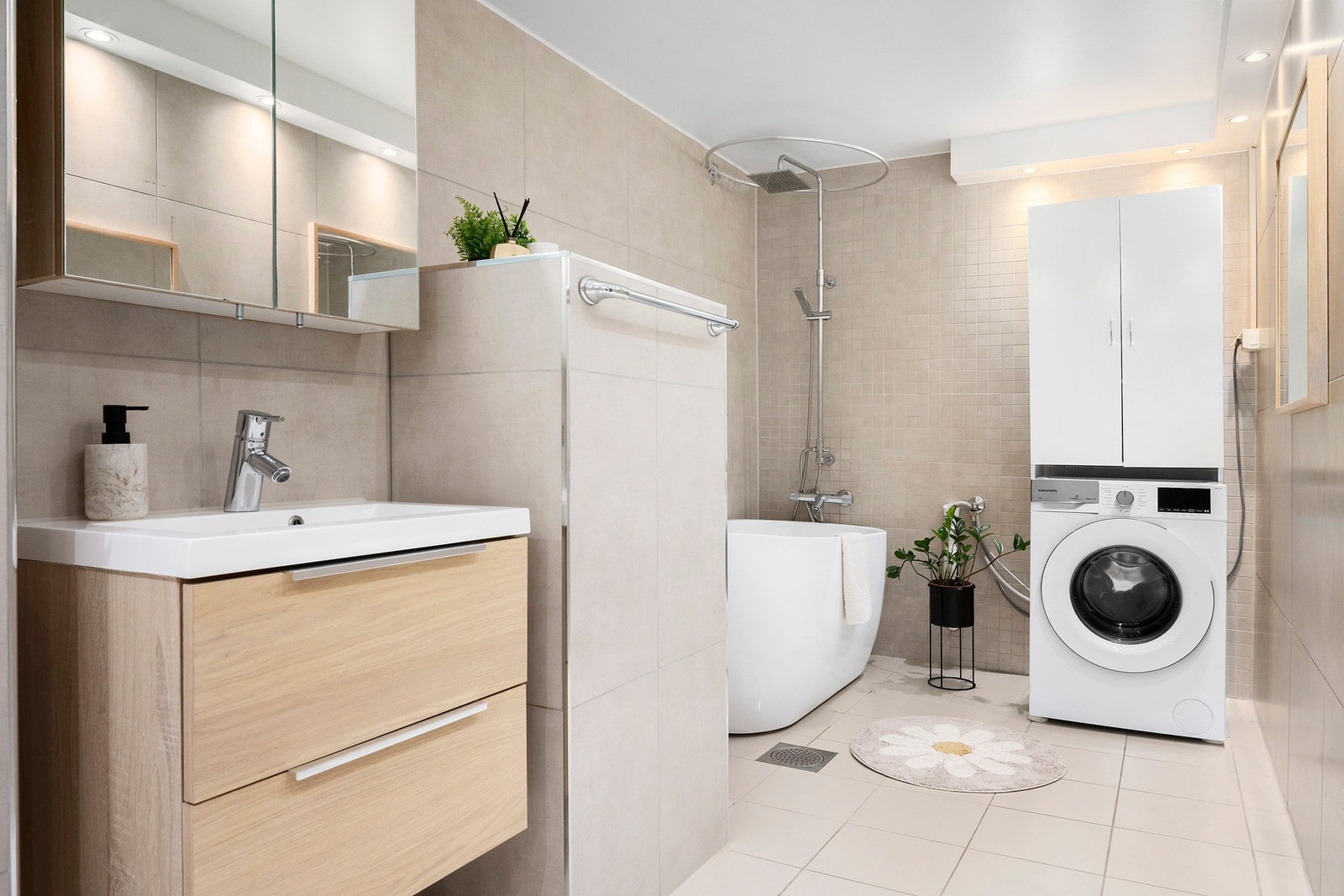 Leiligheten har et pent bad med flislagt gulv med gulvvarme og flislagte vegger Galleribilde