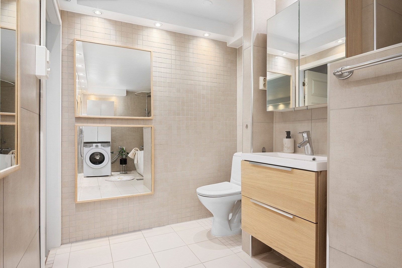 Badet inneholder vegghengt servantskap, gulvstående toalett, badekar og blandebatteri tilkoblet hånddusj med regnfallsfunksjon Galleribilde