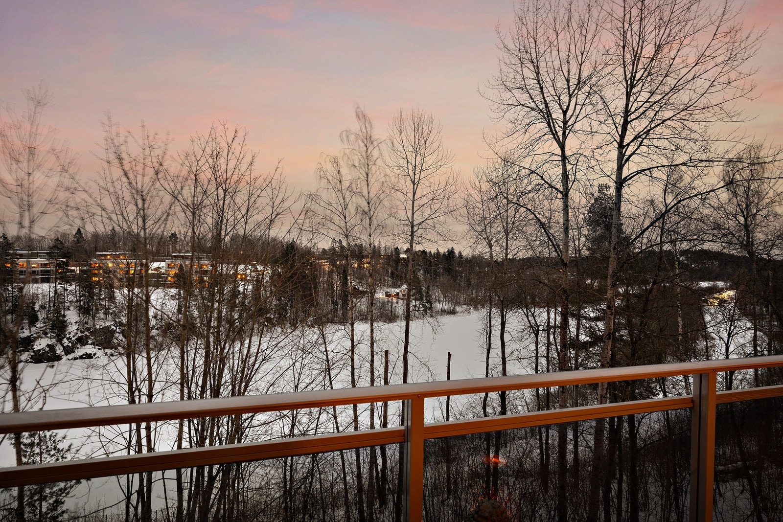 Balkongen er østvendt og gir deg dagens første solglimt Galleribilde