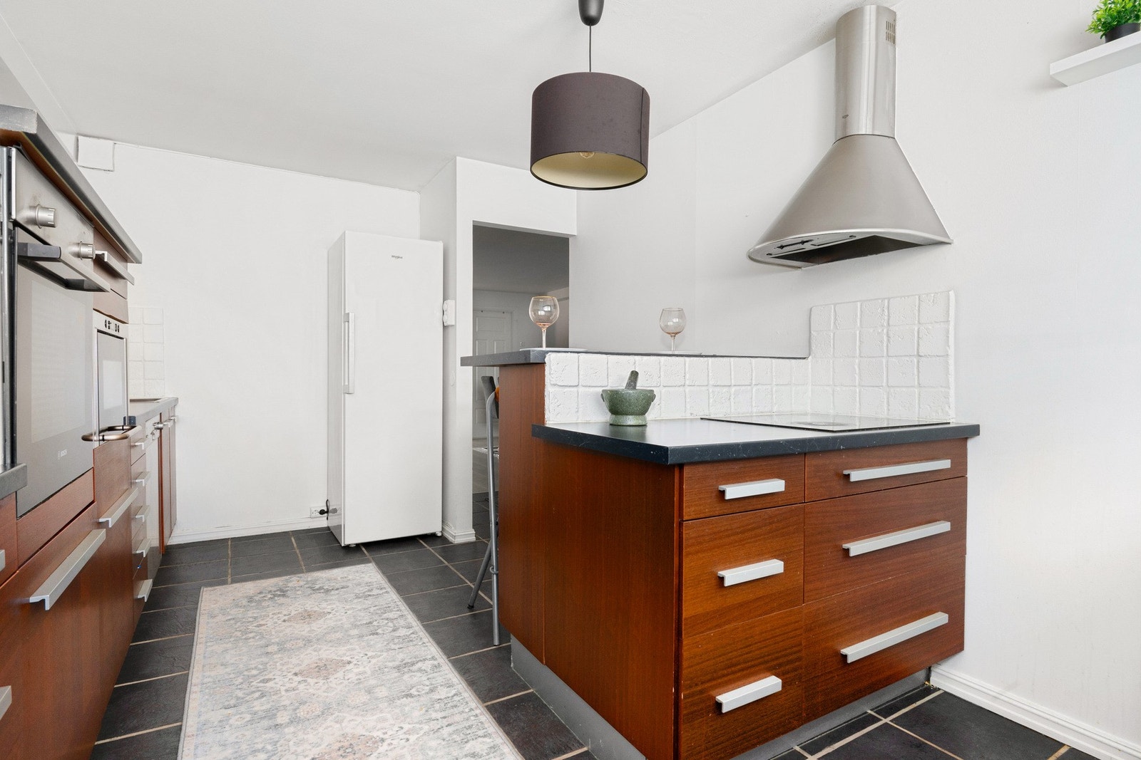 Her har du godt med benk- og skapplass til matlaging og oppbevaring av kjøkkenutstyr Galleribilde