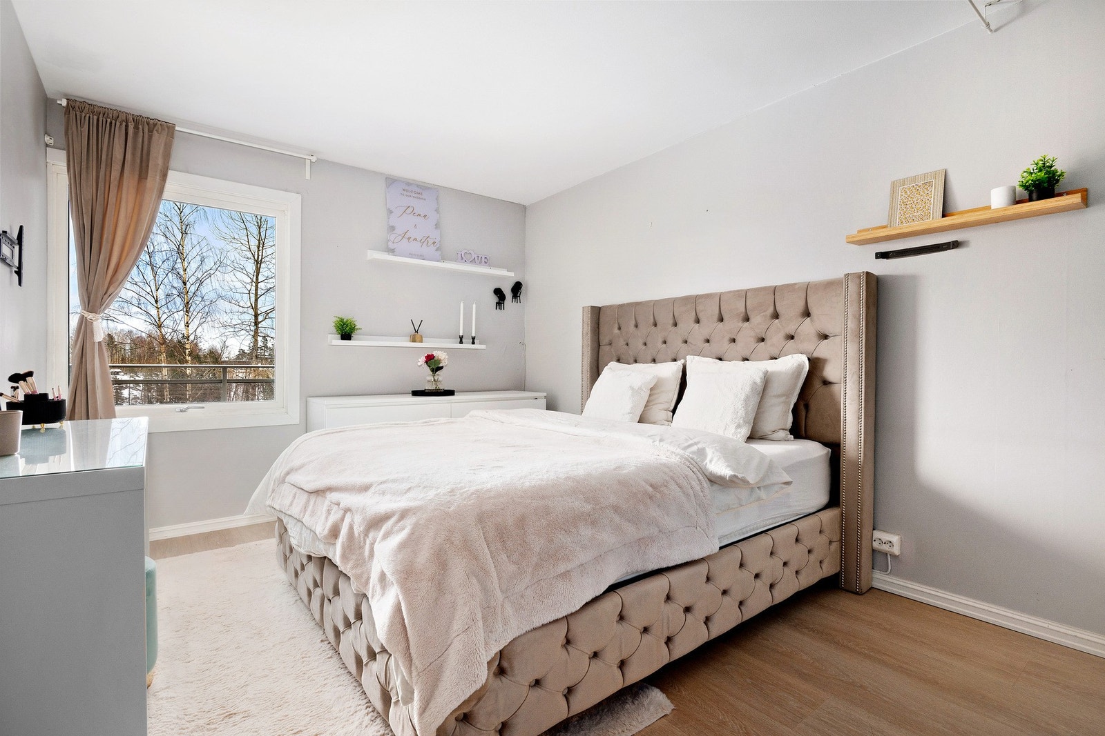 Leiligheten har et stort hovedsoverm med god plass til dobbelseng, nattbord og annet tilhørende møblement Galleribilde