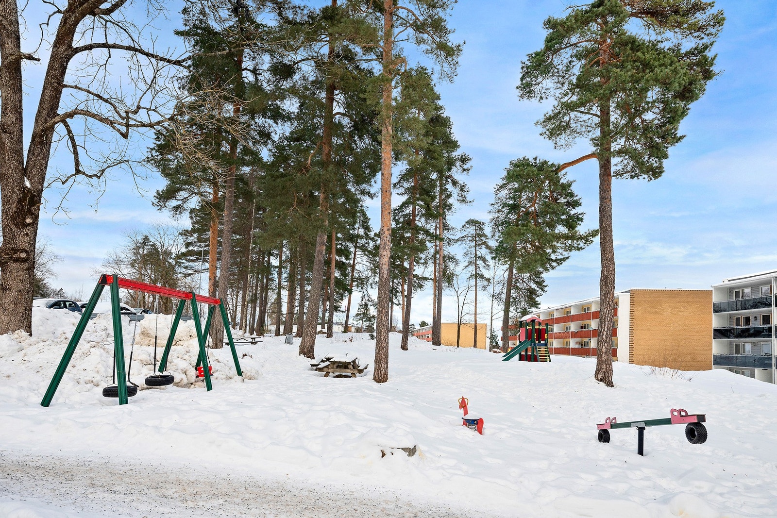 I tillegg er det gangavstand til flere barnehager og skoler på alle trinn - Dette er en beliggenhet som gir en enkel og behagelig hverdag, med "alt" man trenger i umiddelbar nærhet! Galleribilde