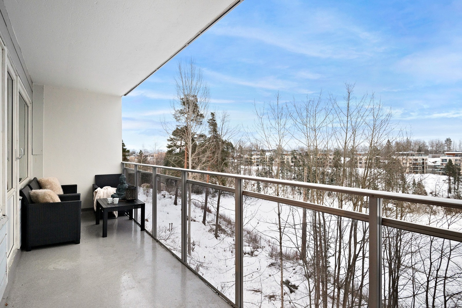 Fra stuen er det utgang til leilighetens flotte balkong Galleribilde