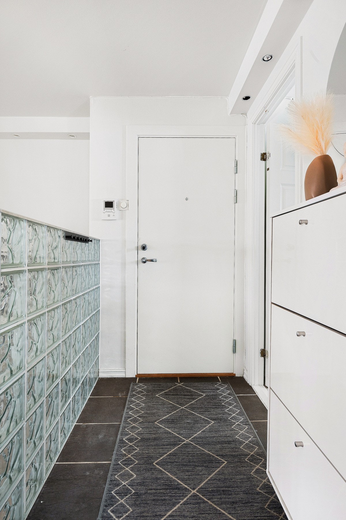 Velkommen inn! - Leiligheten har en romslig og åpen entre som gir et godt førsteinntrykk av leiligheten Galleribilde