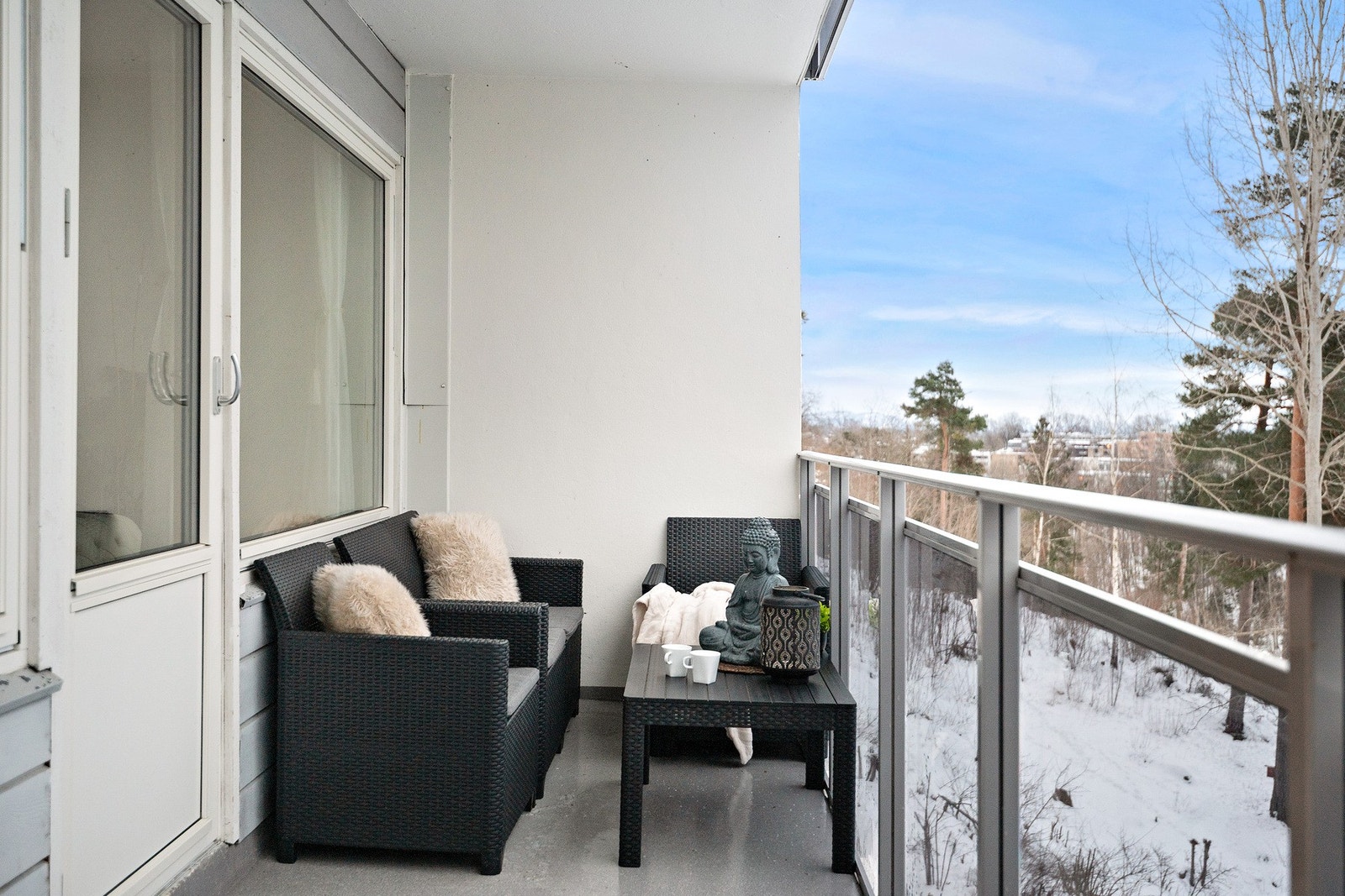 På balkongen har du god plass til det du måtte ønske av utemøblement Galleribilde