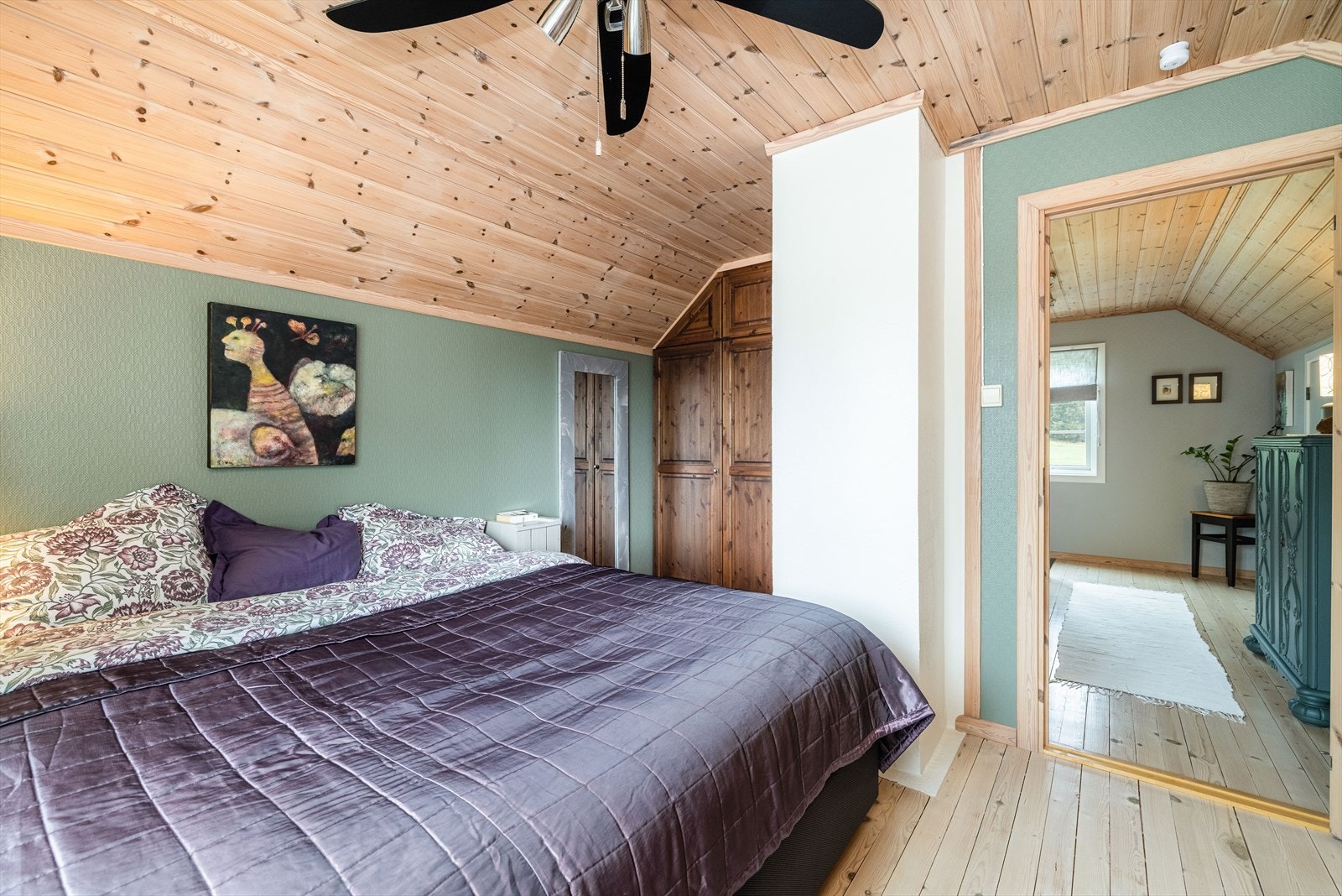 Soverommet har plassbygget garderobeskap for klesoppbevaring. Galleribilde