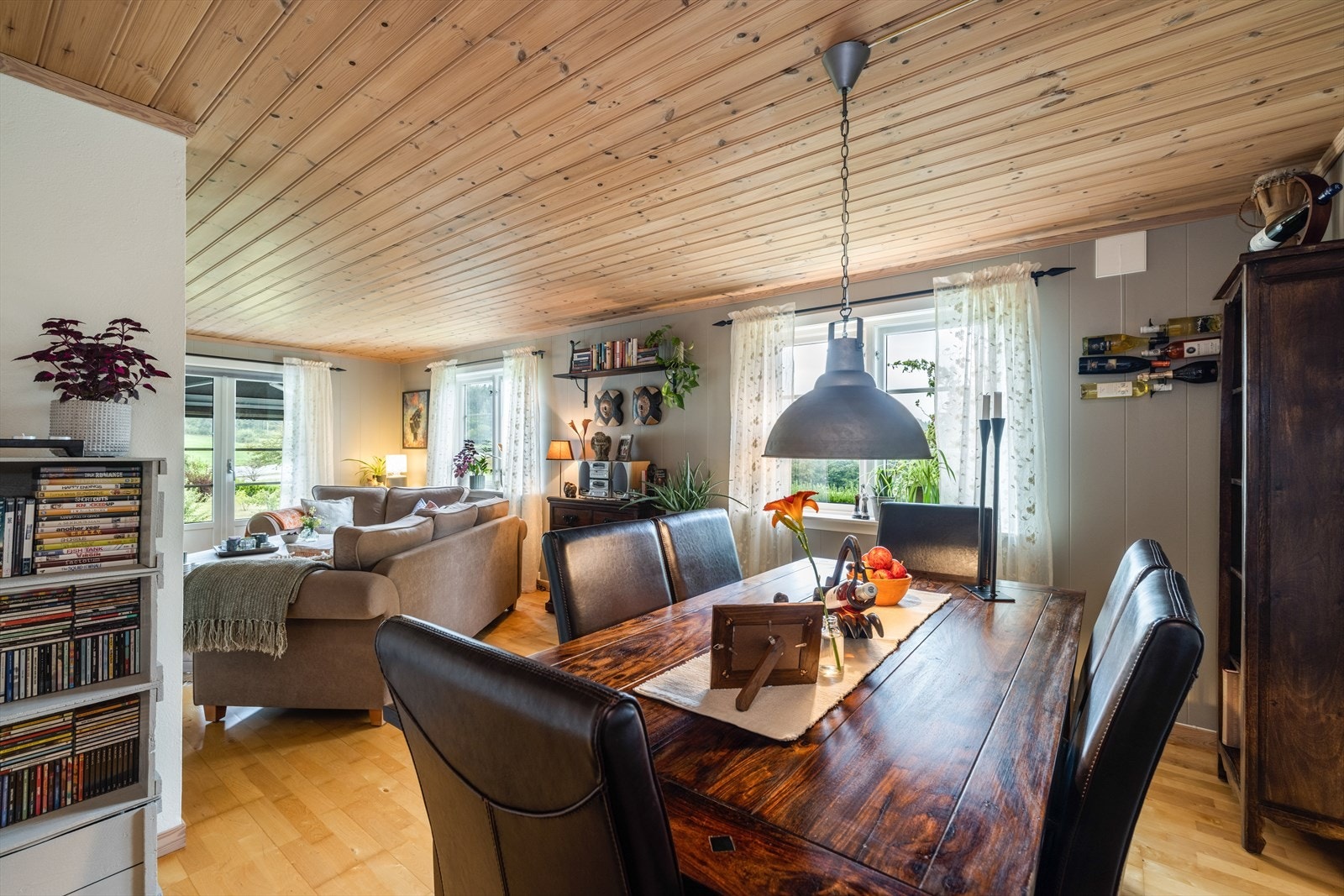 Lys og trivelig stue som er et fint samlingspunkt i hjemmet. Galleribilde