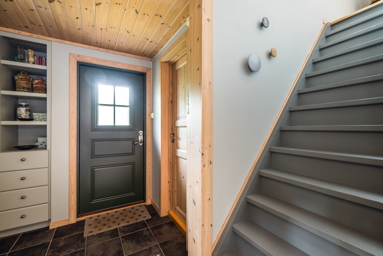 Velkommen inn til lys og hyggelig entre med fin plass til både sko- og yttertøy. Galleribilde