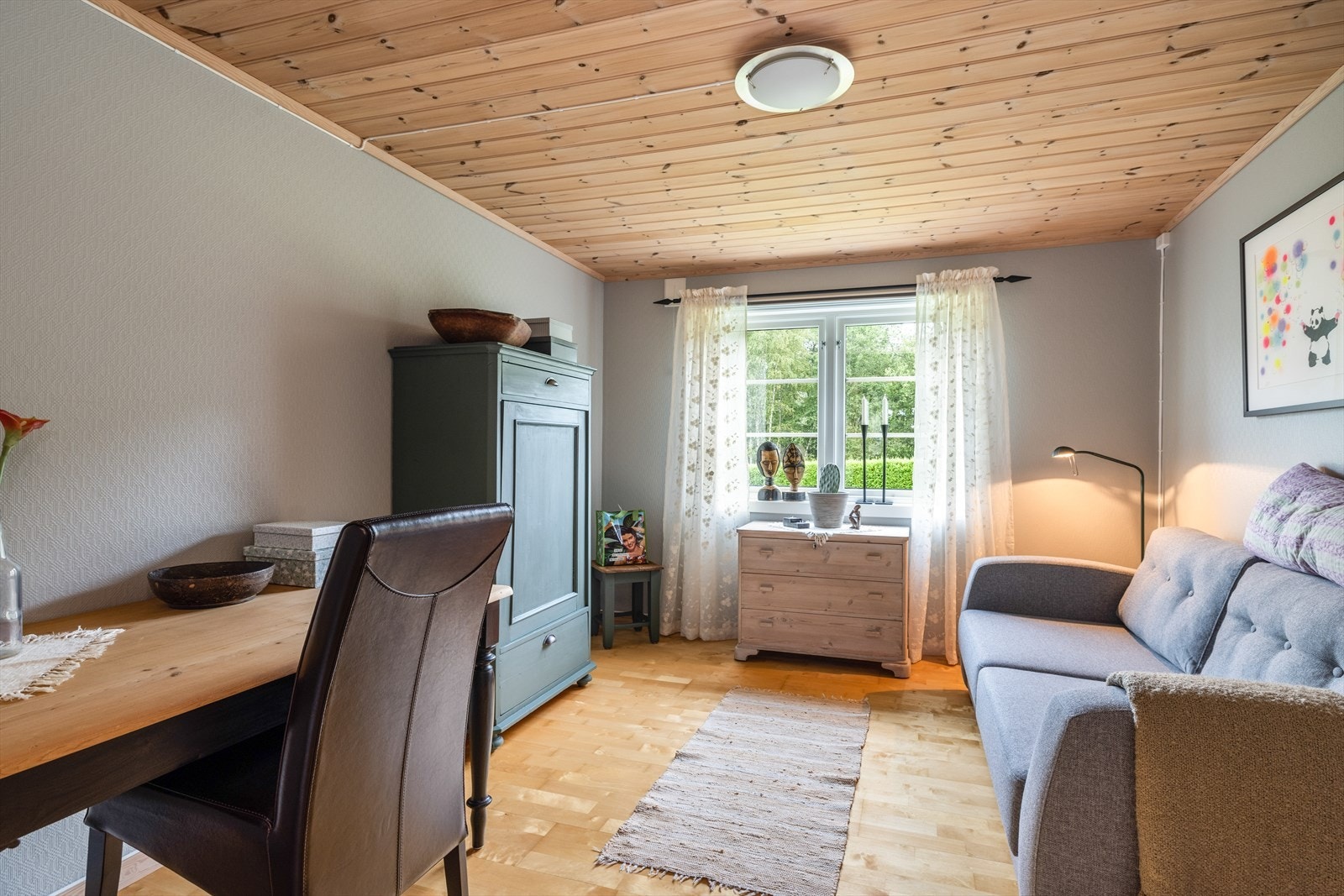 Soverom/ ekstra stue i 1. etasje med god plass til møblering. Overflater består av parkett på gulv, malt tapet på vegg og panel i himling. Galleribilde