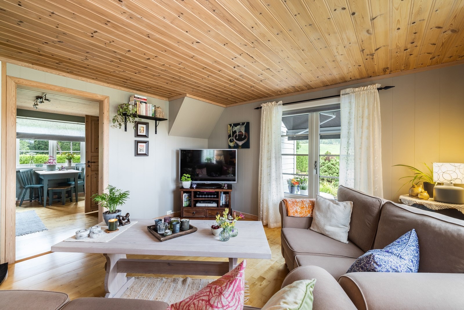 Fra stuen er det dobbel verandadør ut til solrik og hyggelig uteplass, hvor det er montert markise som gir fin solskjerming. Galleribilde