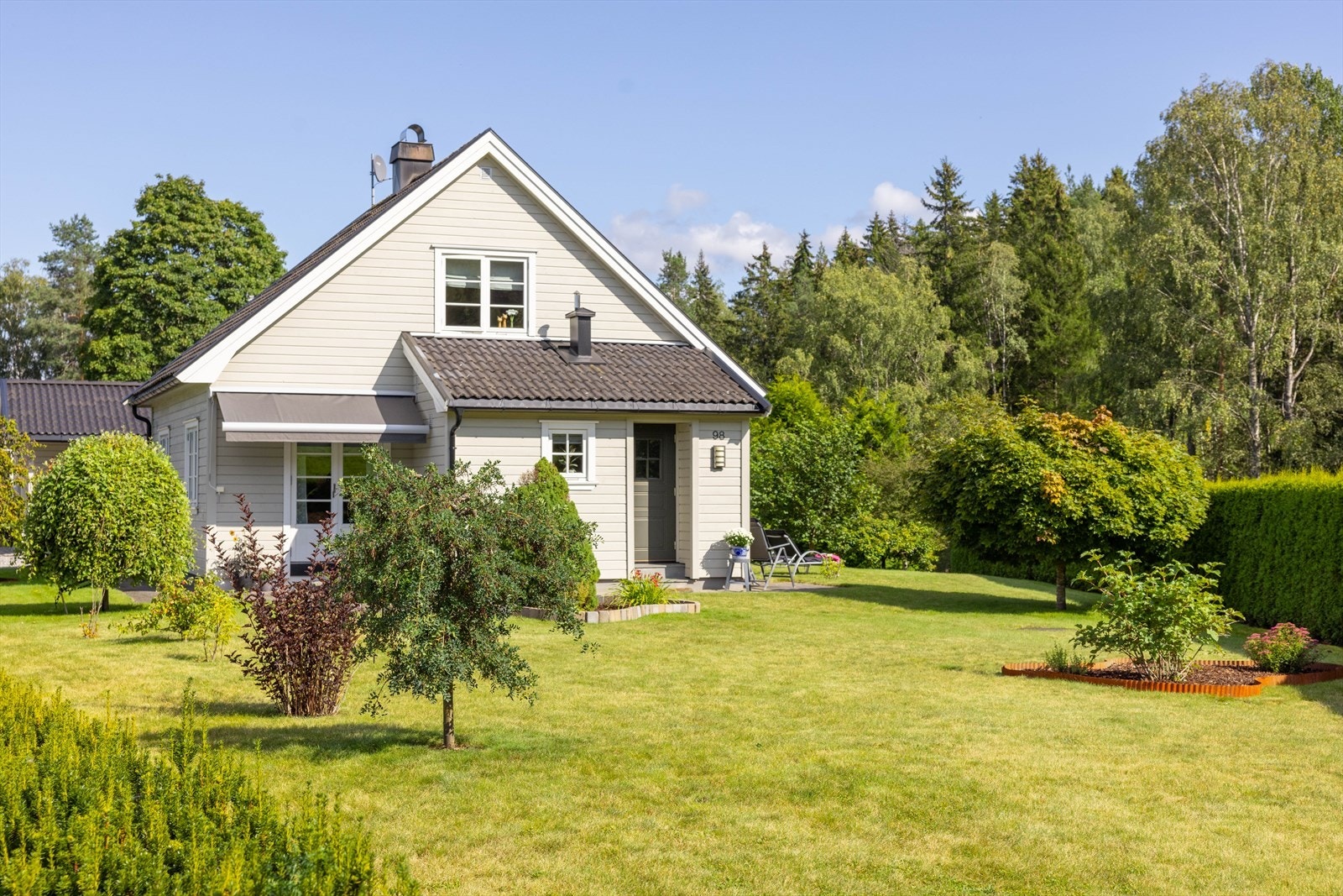 Eiendomsmegler 1 v/ Patrick Gulmælæ presenterer Strannavegen 98. Foto: Inbovi Galleribilde