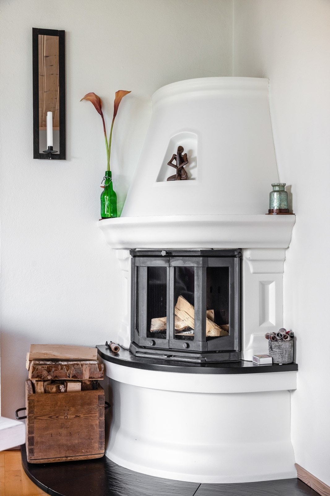 Sentralt i rommet er det peis med innsats fra 2004, som gir fint innsyn i flammene og skaper en lun og trivelig atmosfære. Galleribilde