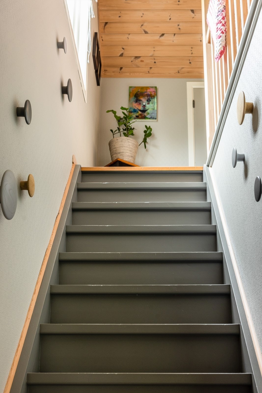 Fra entre i 1. etasje er det trapp opp til boligens 2. etasje. Galleribilde