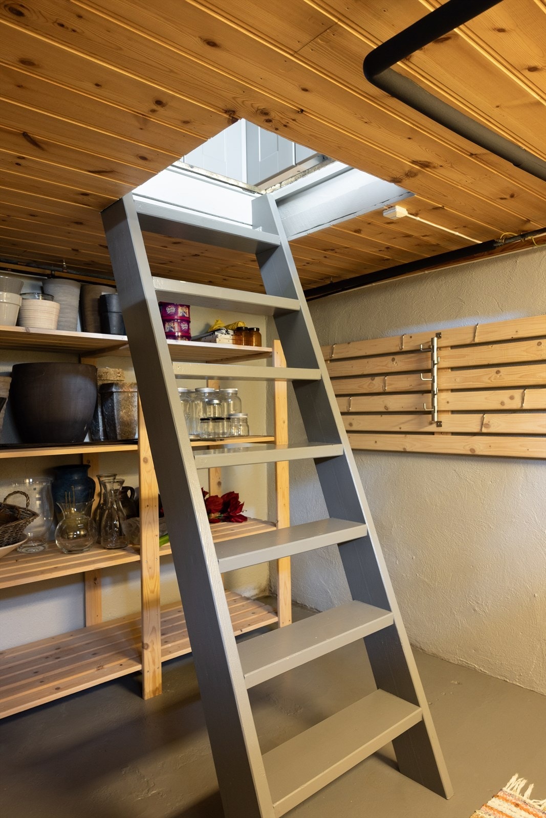 Fra kjøkkenet er det trapp ned til krypkjeller med lagrinsplass og opplegg til vaskemaskin. Galleribilde