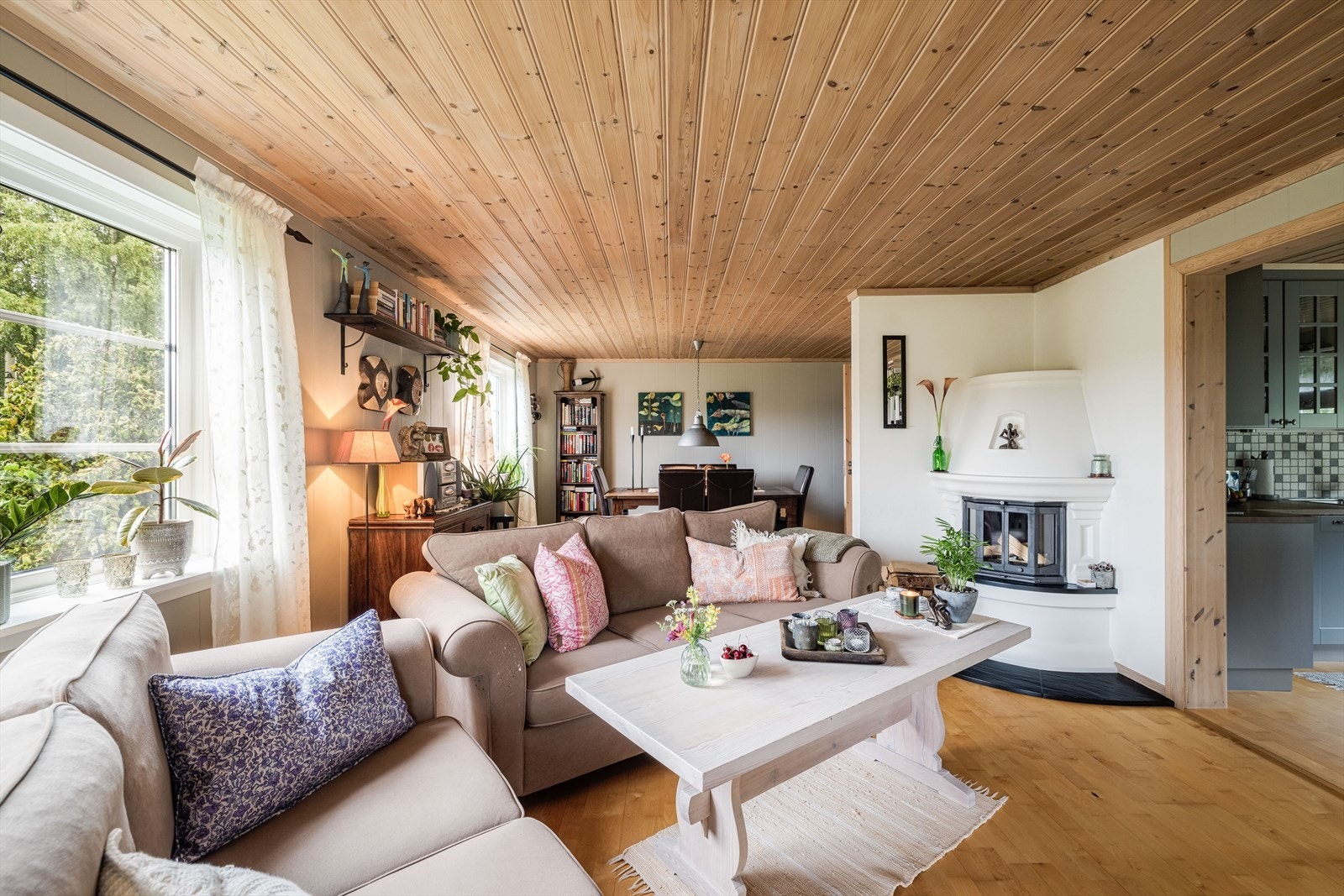 Her er det gode vindusflater som slipper inn rikelig med naturlig lys. Galleribilde