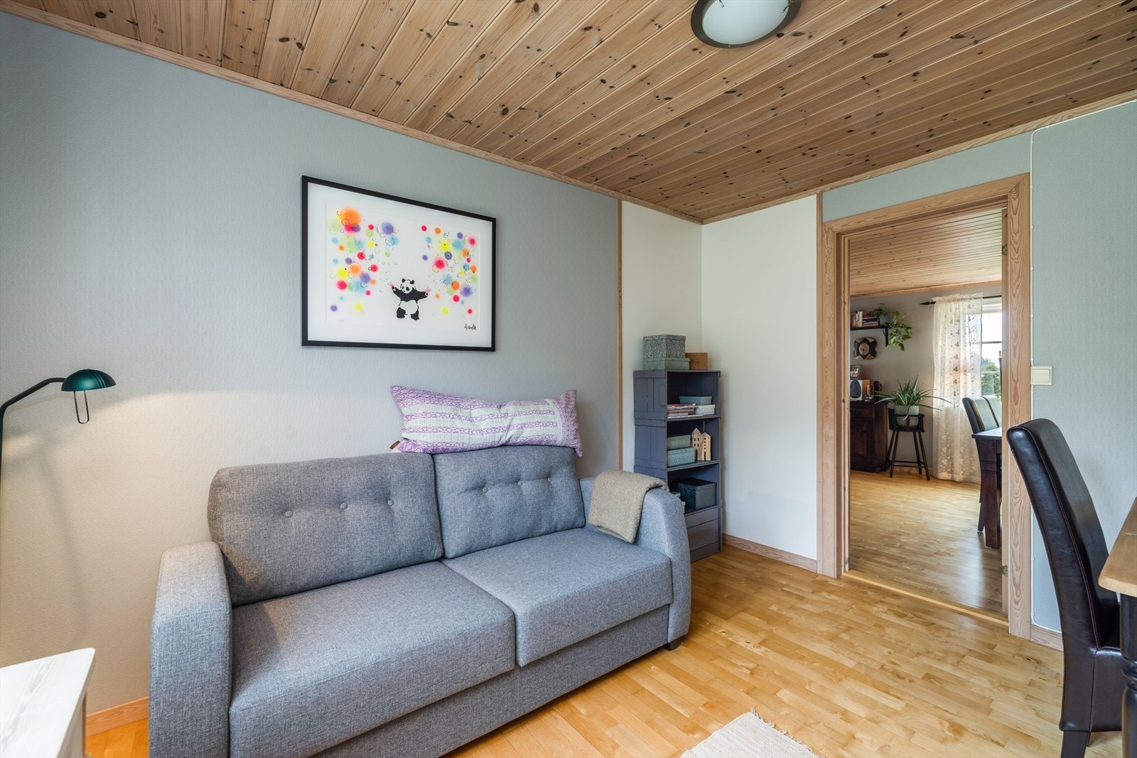 Rommet ligger i fin tilknytning til stuen og er lyst og hyggelig. Galleribilde