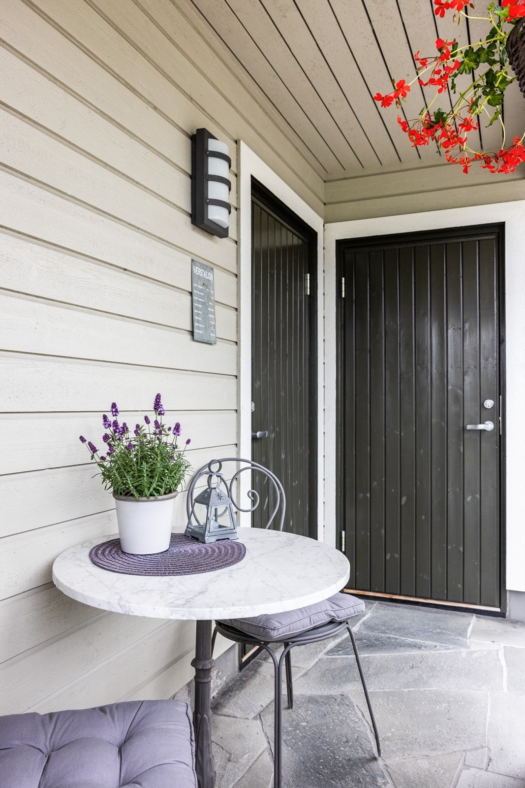 På siden av garasjen er det dør med direkte tilkomst til garasjedelen og til bod. Galleribilde