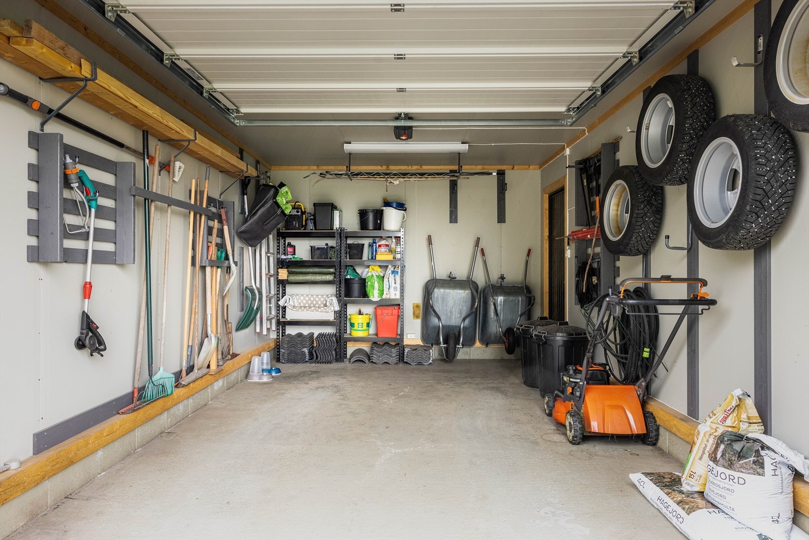 Garasjen har god lagringsplass. Galleribilde
