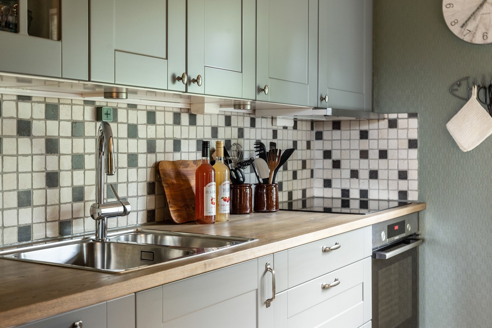 Hvitevarer som platetopp, stekeovn, oppvaskmaskin og kjøl-/ fryseskap er integrert. Over platetopp er det montert ventilator med avtrekk ut. Galleribilde