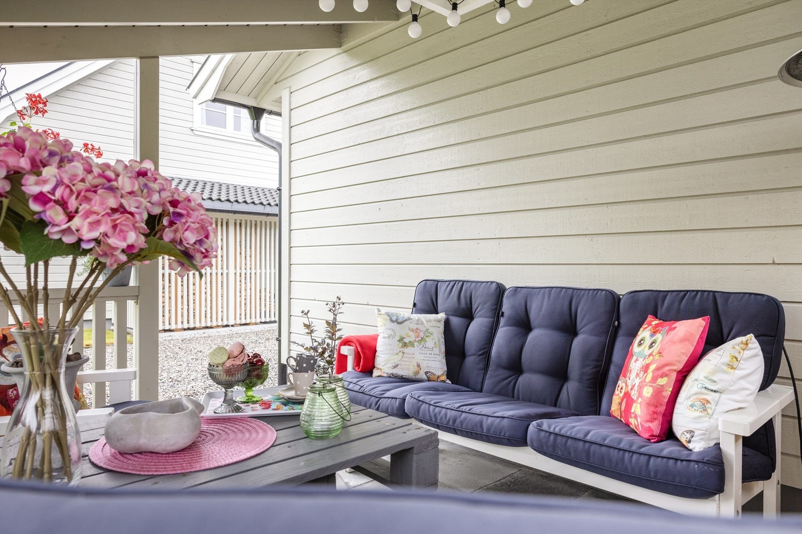 Lun og trivelig uteplass med god plass til utemøblement. Galleribilde