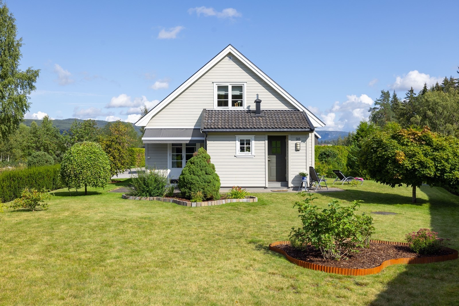 Solrik og relativ flat tomt som er pent opparbeidet med plen, hekk, trær, prydbusker og blomsterbedd. Videre er tomten opparbeidet med belegningsstein som strekker seg fra innkjørselen til inngangsparti og videre rundt boligen. Galleribilde