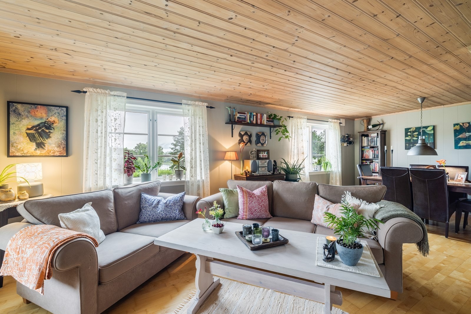 Stuen er lys og romslig med gode møbleringsmuligheter for både sofagruppe og spisestue. Galleribilde