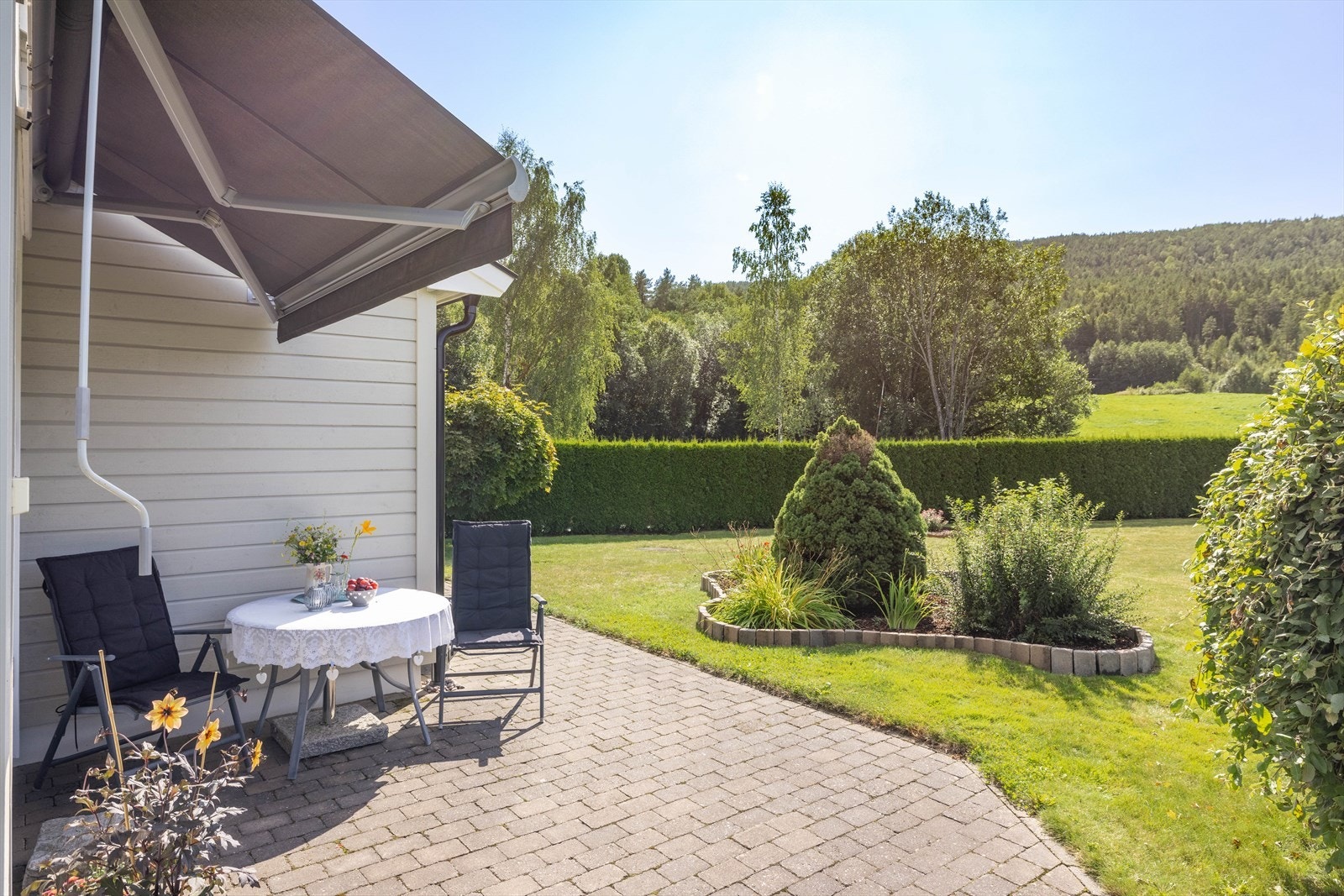 Eiendommen byr på en solrik og flott opparbeidet tomt med gode uteplasser som gir mulighet for møblering i ulike soner. Galleribilde