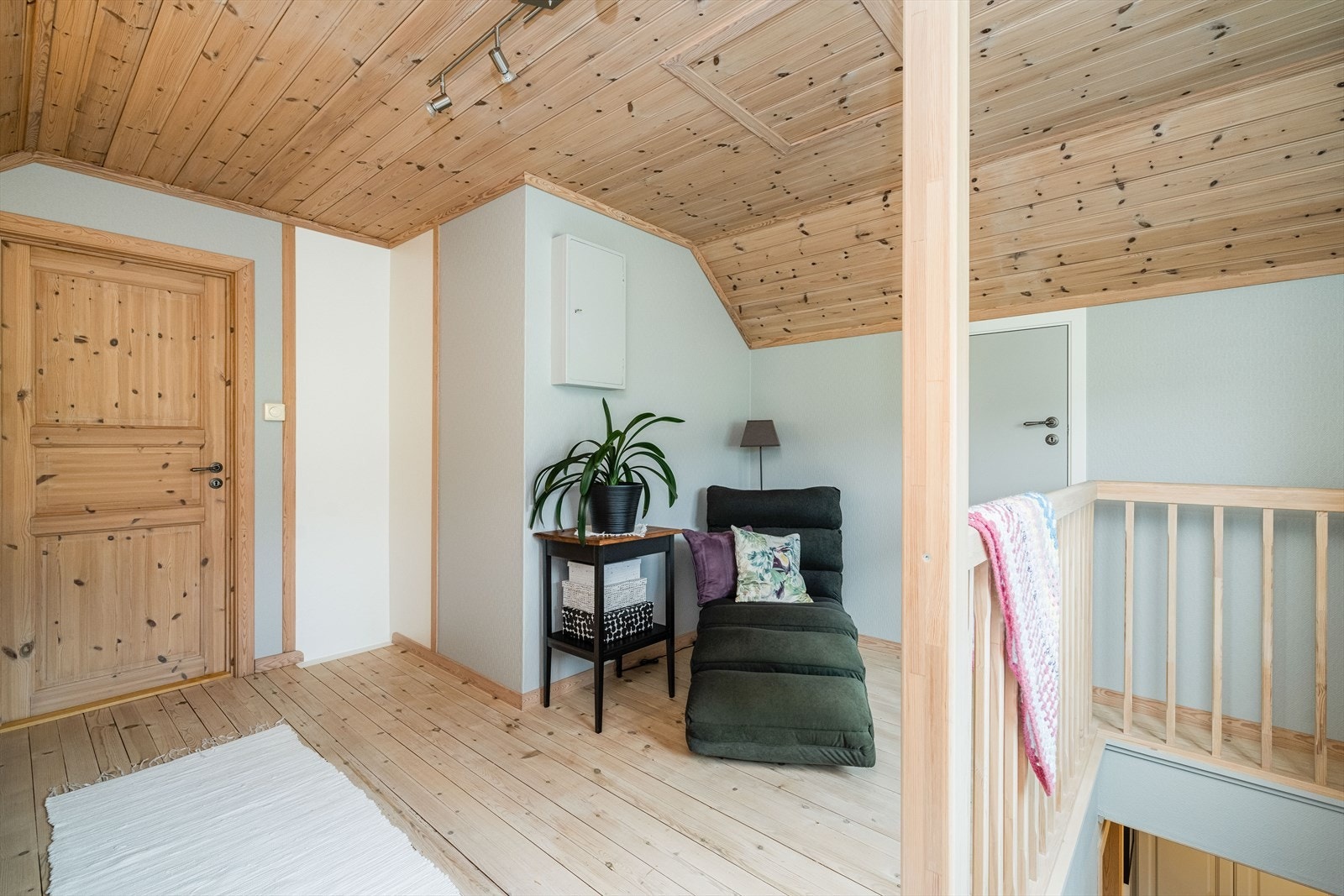 Lyst og trivelig trapperom med god plass til kommode og annen møblering. På hver side av trapperommet er det kott som gir godt med lagringsplass. Galleribilde