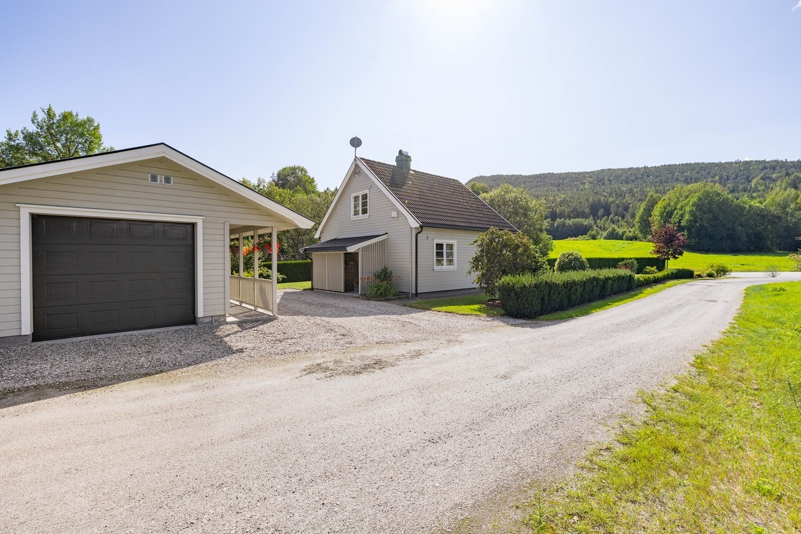 Velholdt og innbydende enebolig med flott beliggenhet i landlige omgivelser. Det er oppført isolert garasje med elektrisk port i 2013, med bod/arbeidsrom som gir god lagringsplass, samt en koselig overbygd uteplass. Galleribilde