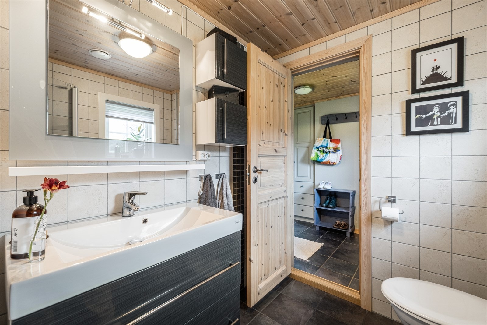 Badet ligger praktisk til i entre og fremstår innbydende og delikat. Galleribilde