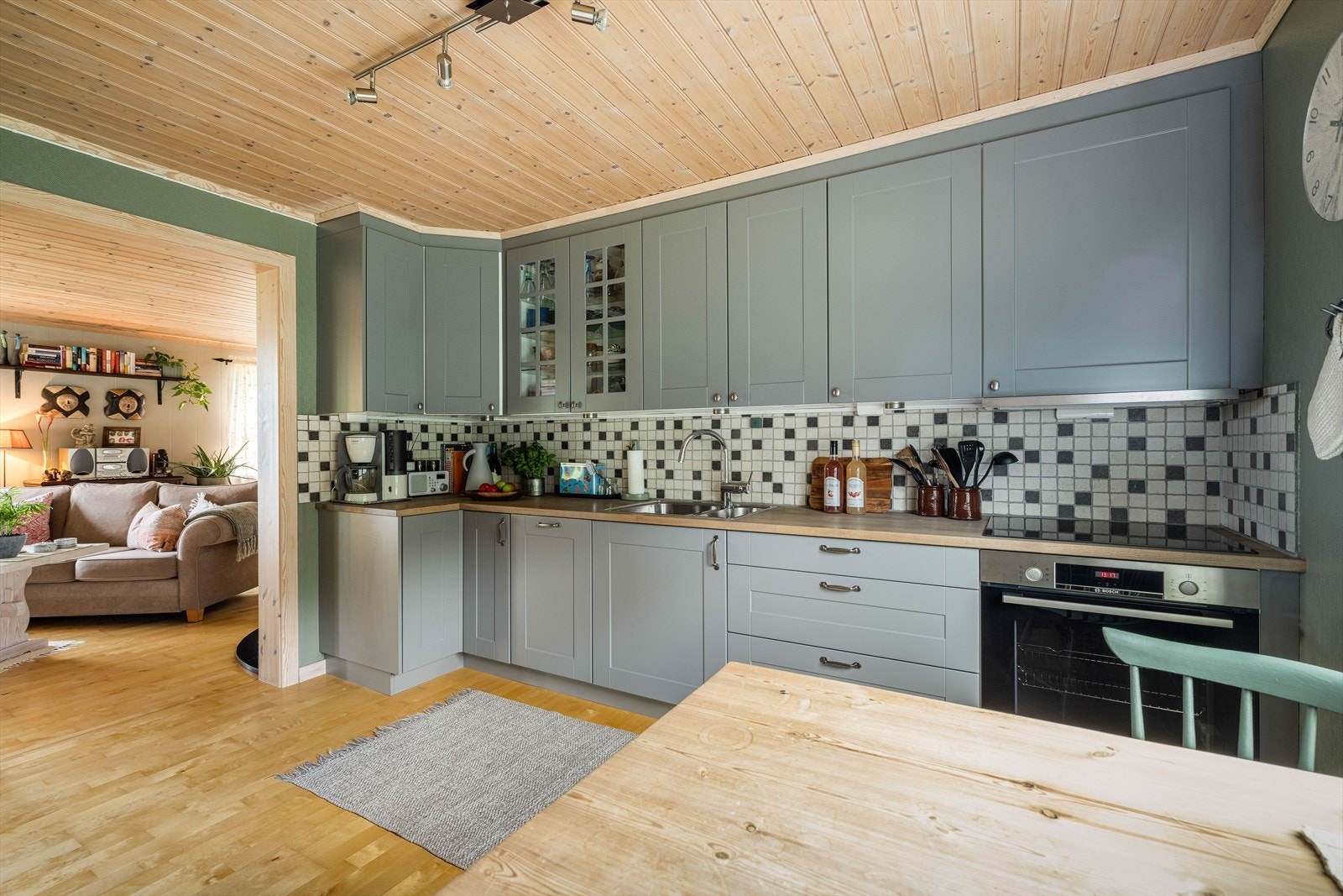 Innredningen består av over- og underskap som gir god oppbevaringsplass. Frontene er profilerte og benkeplaten er av heltre med nedfelt vask. Galleribilde