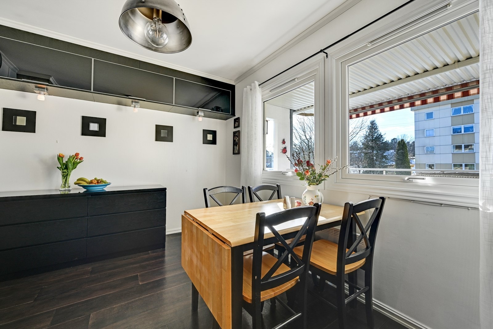 Overskap til ekstra lagring. Plass til kjøkkenbord. Galleribilde