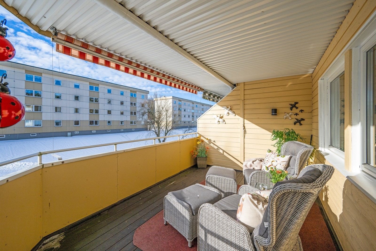 Usjenert balkong med ettermiddagssol. Galleribilde