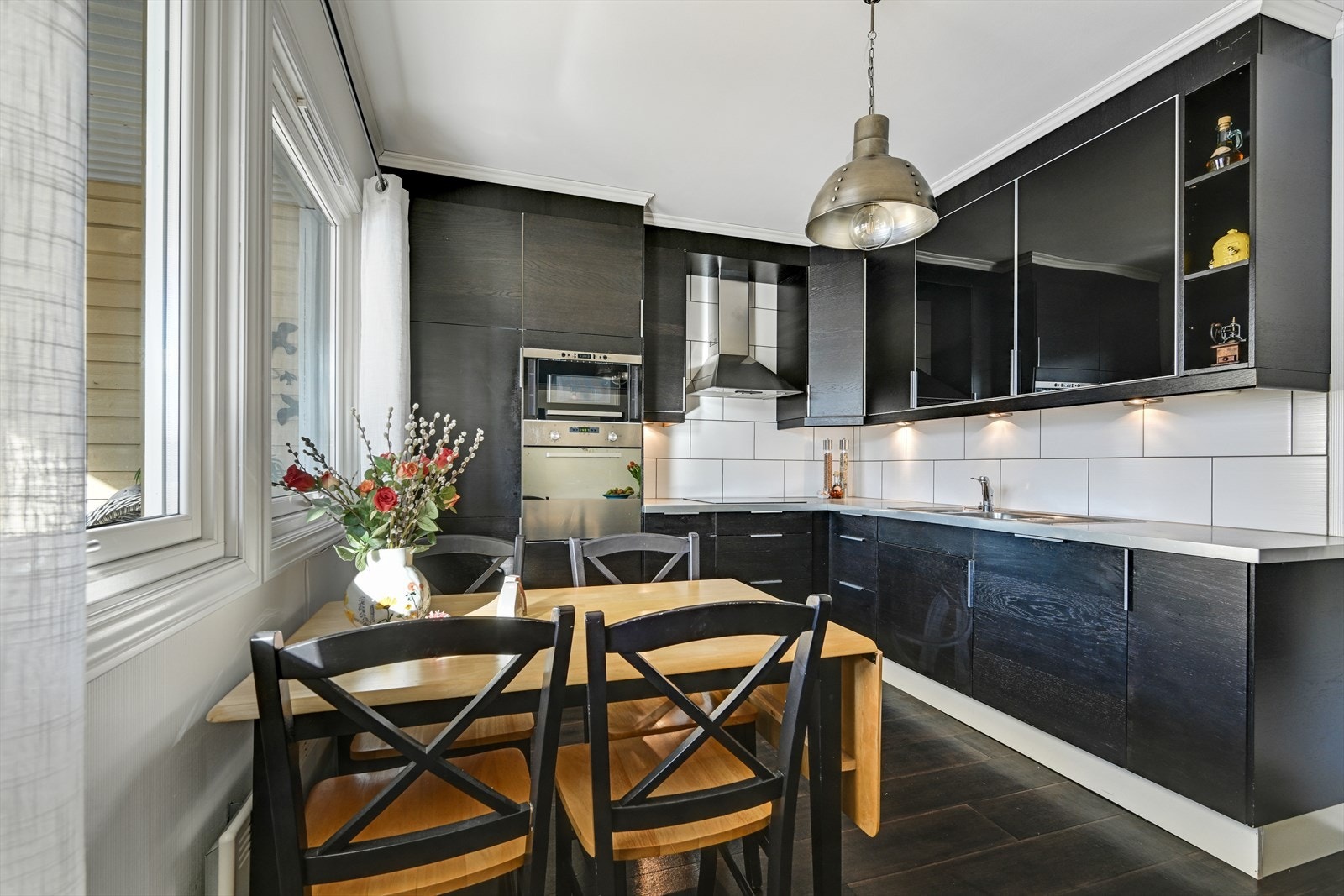 Stilrent kjøkken med slette fronter og laminerte benkeplater. Integrerte hvitevarer. Galleribilde