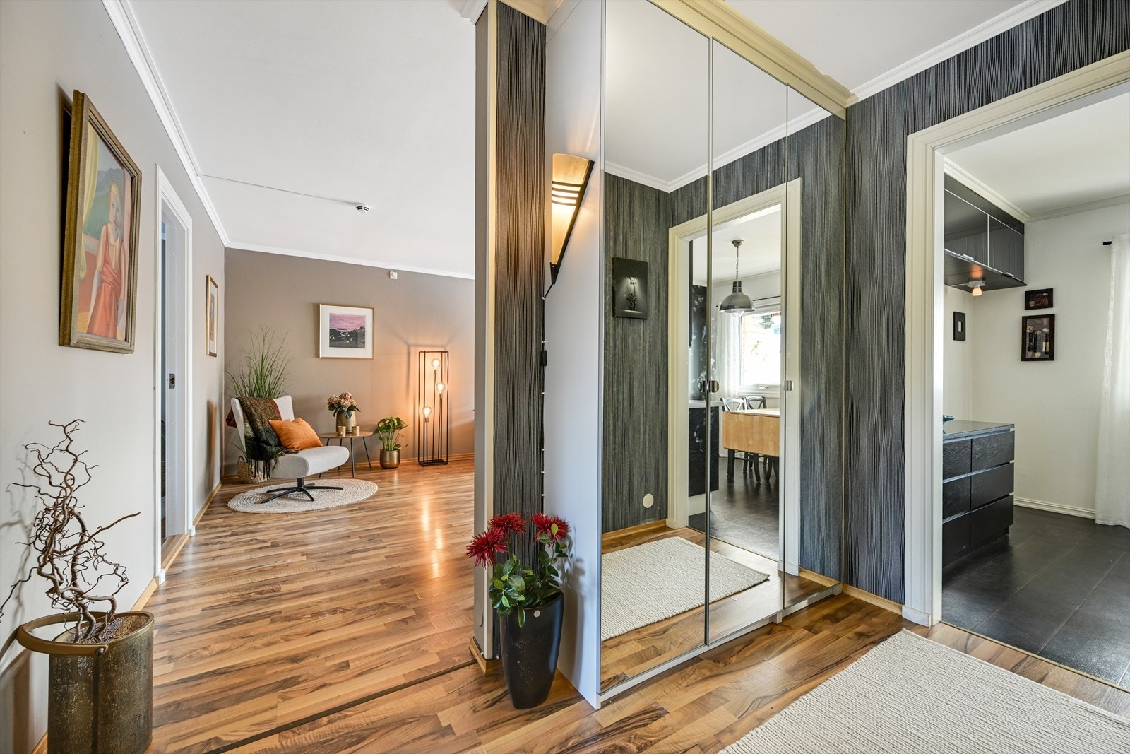 Praktisk entré med garderobeskap. Videre adkomst inn til stue og kjøkken. Galleribilde