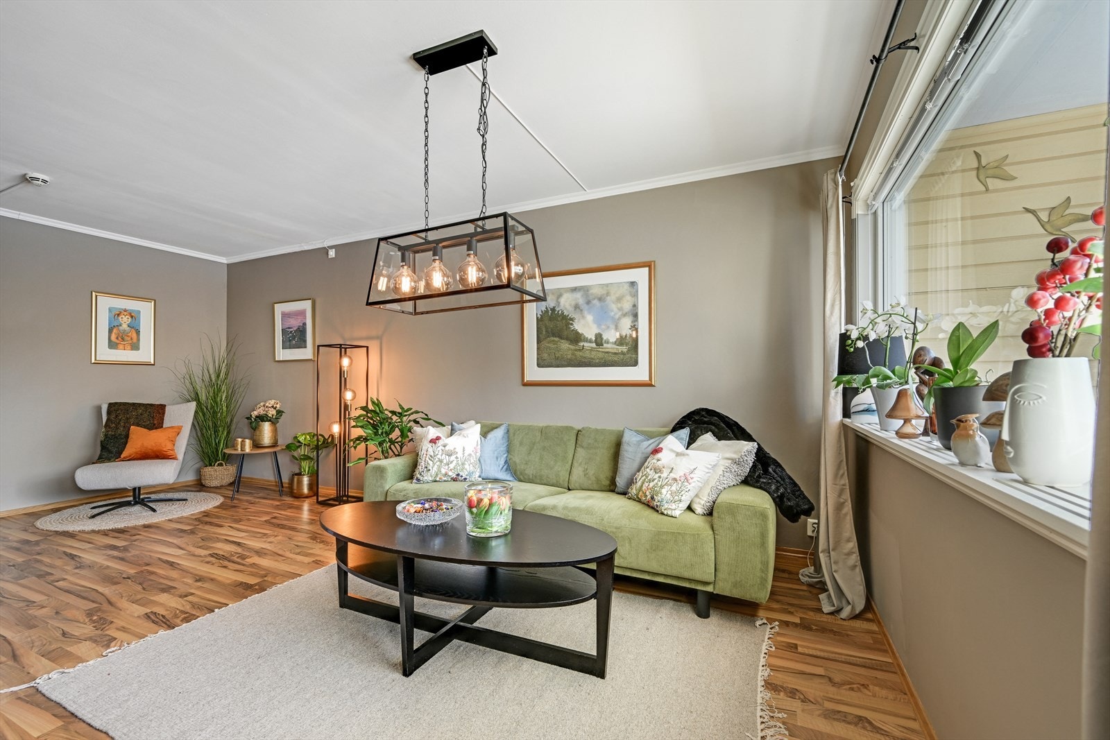 Stue med plass til sofagruppe, og spisestuemøblement. Galleribilde