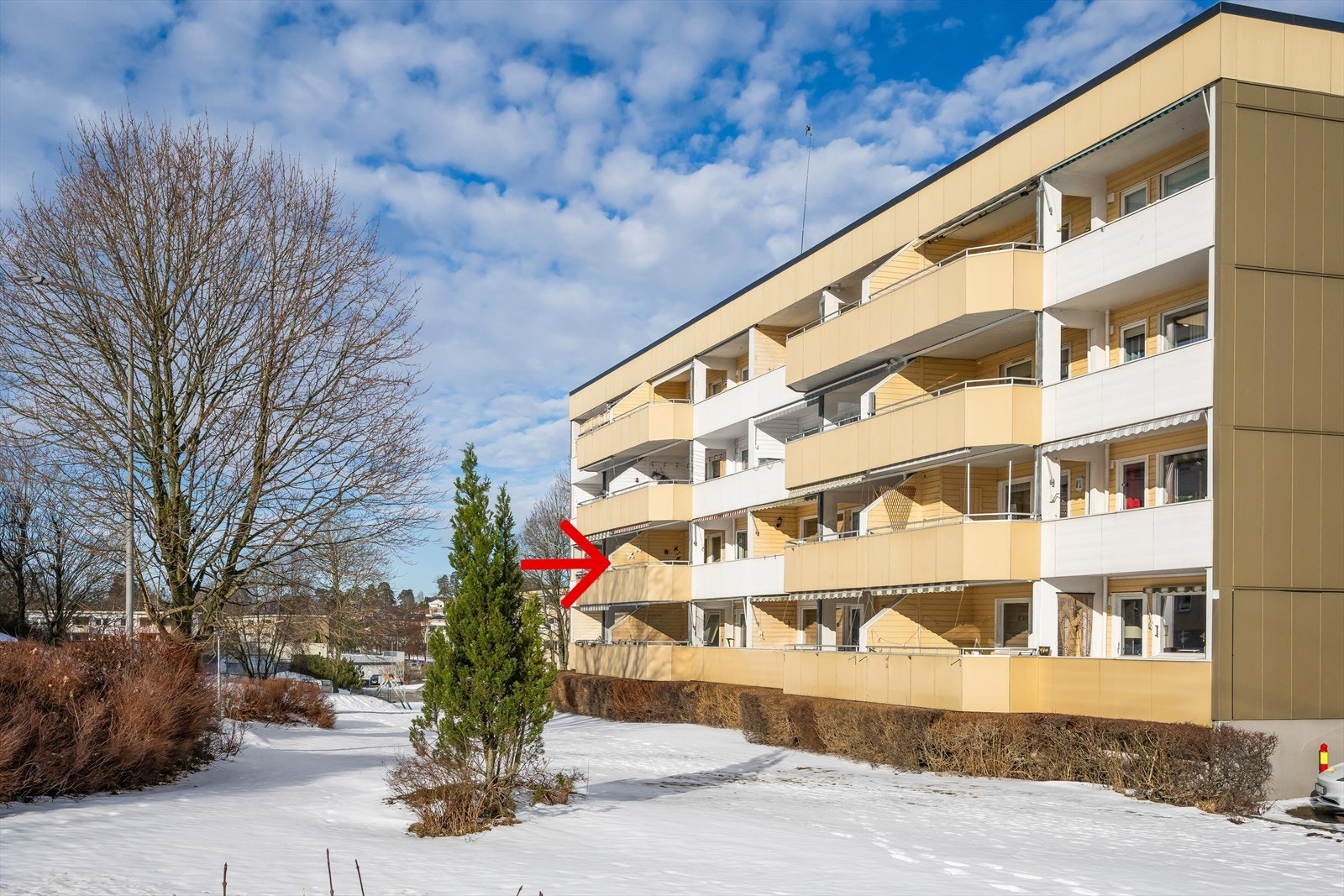 Leiligheten ligger i andre bo-etasje med utsyn til pent opparbeidet fellesareal. Balkong med ettermiddagssol. Galleribilde