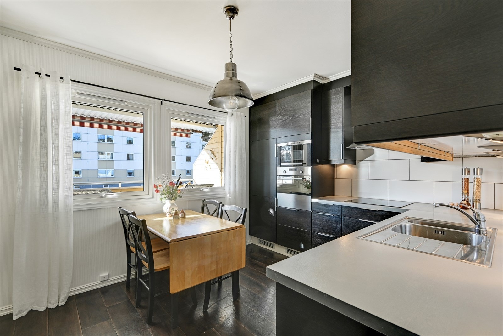 Kjøkken med godt med skapplass, og plass til kjøkkenmøblement. Galleribilde