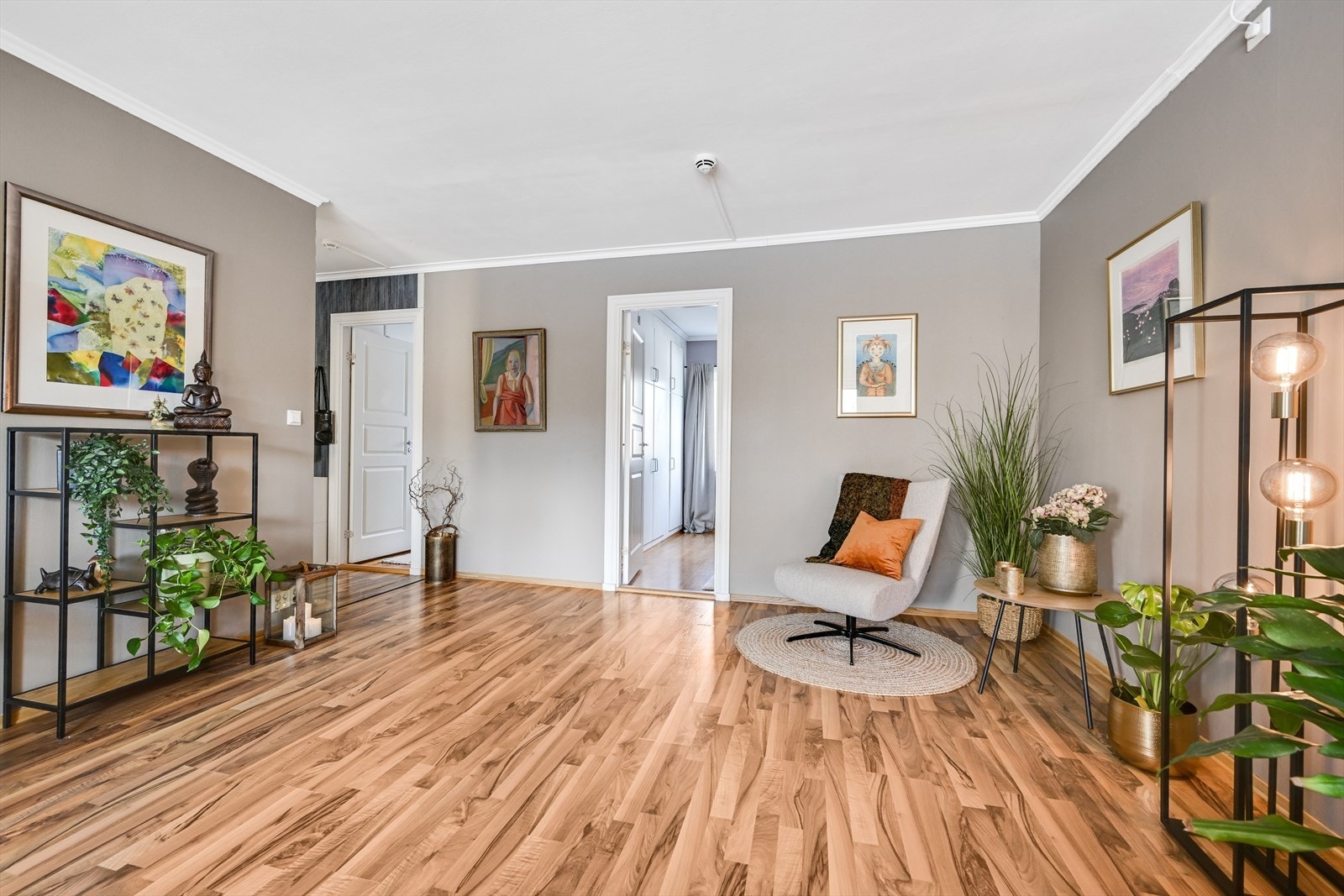 Fra stuen er det videre adkomst til soverom og gang. Galleribilde