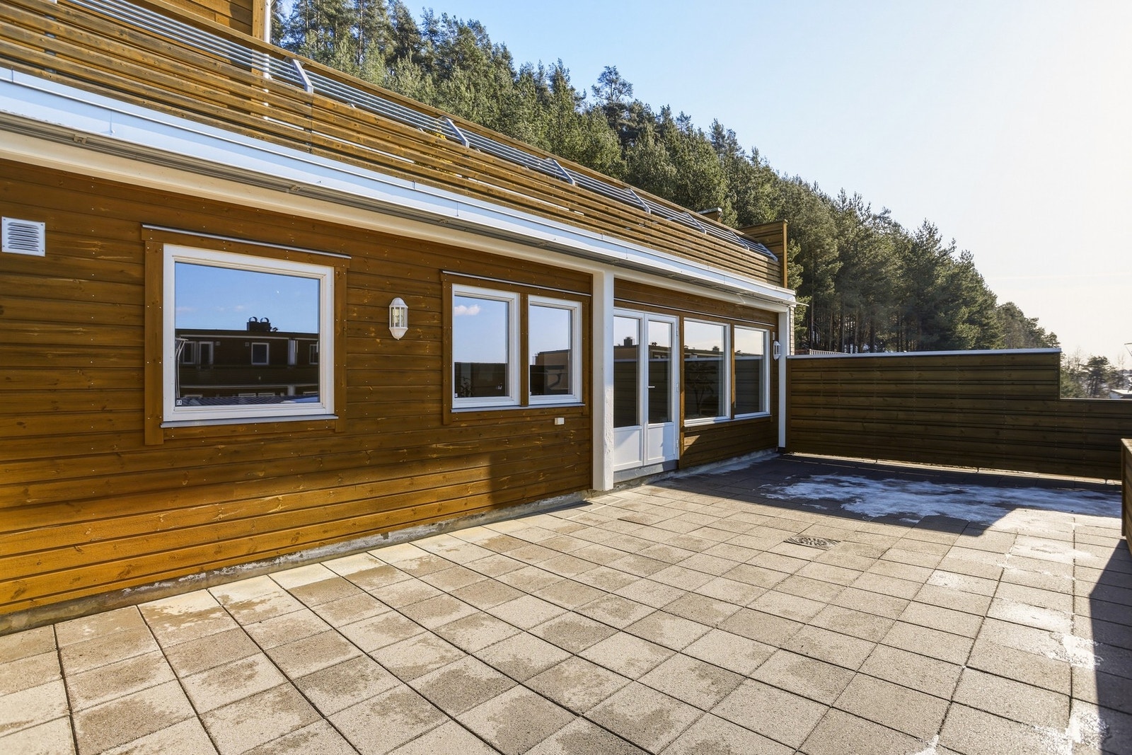 Stor vestvendt terrasse med gode solforhold Galleribilde