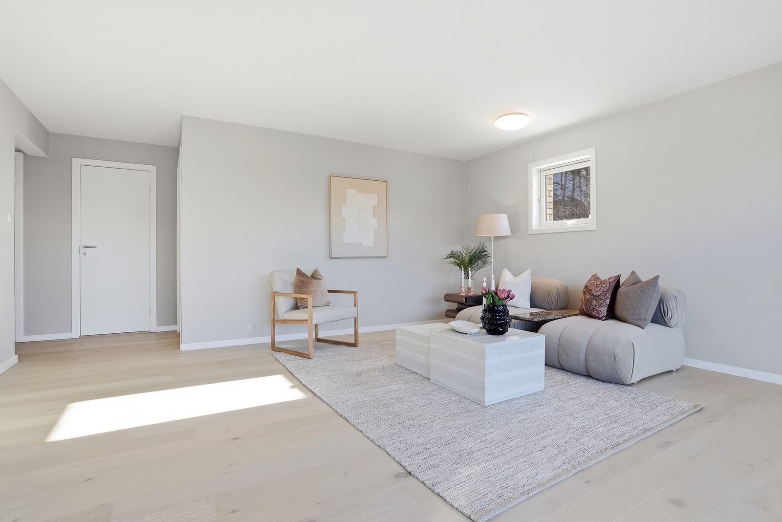 Det er lagt ny parkett på gulvet i stuen Galleribilde