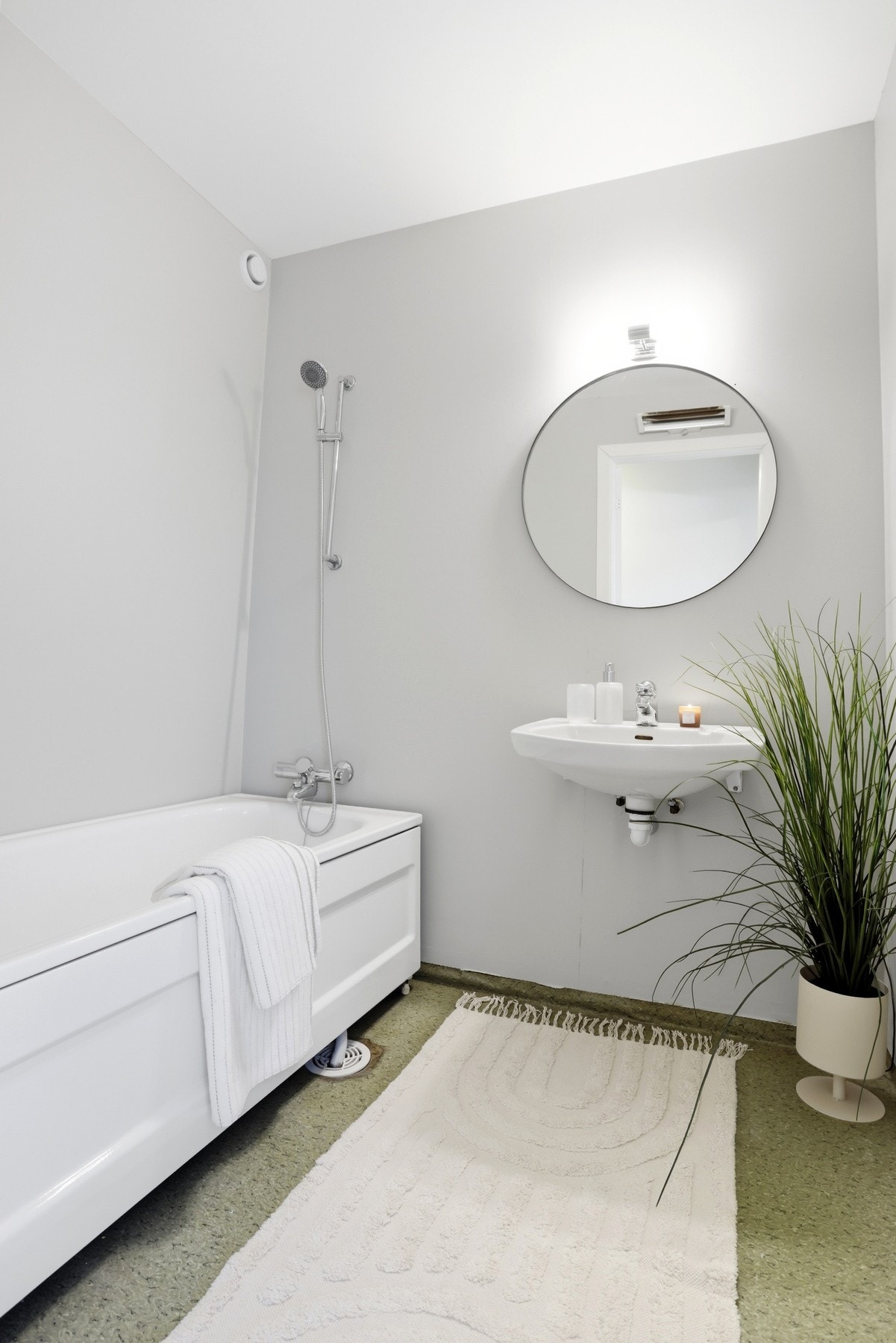 Badet er overflateoppusset og det er hengt opp nytt speil Galleribilde