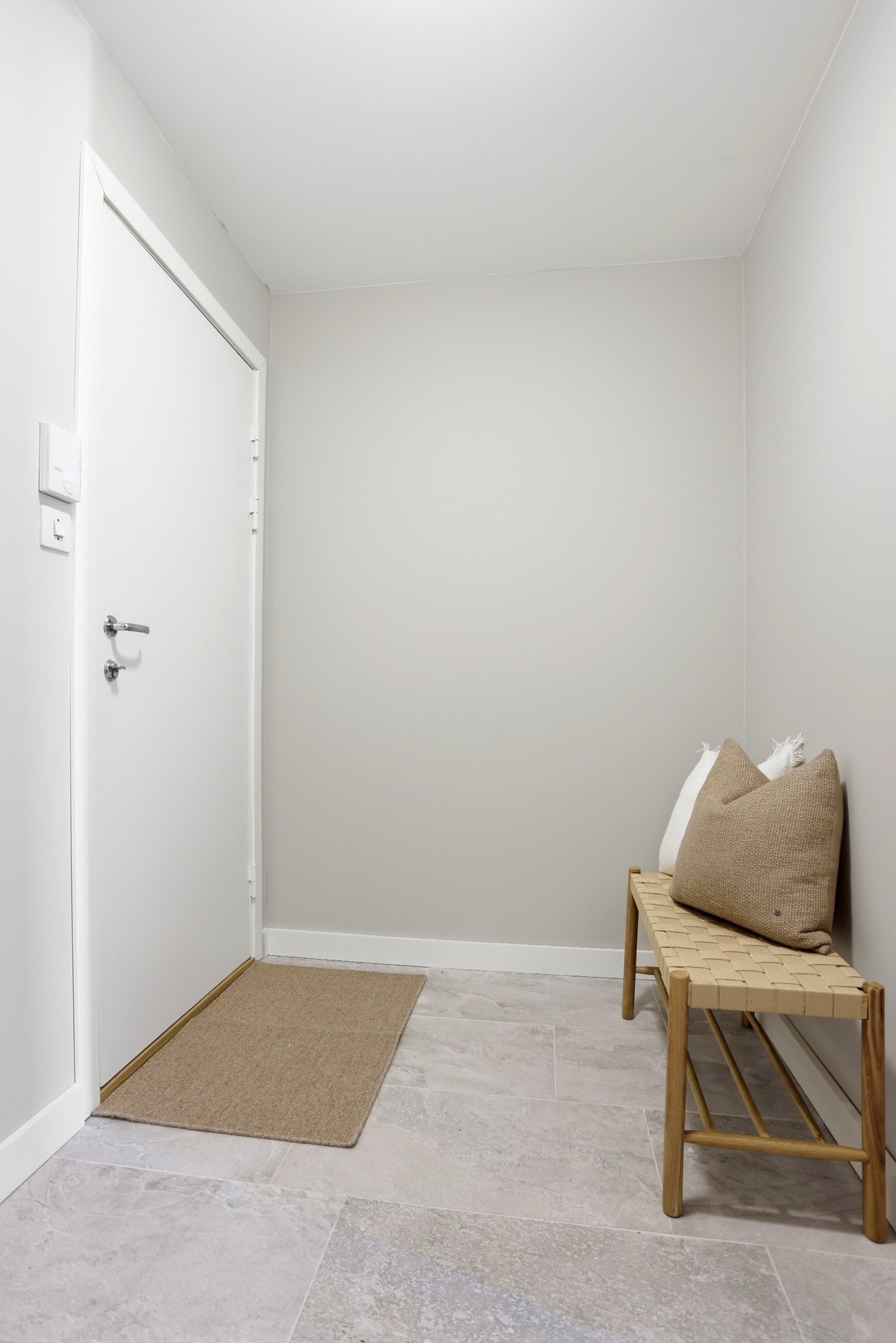 Hyggelig inngangsparti hvor det er nytt flislagt gulv Galleribilde