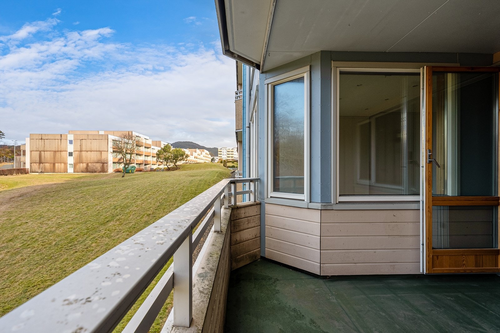 Solrik altan med fin utsikt mot nærområdene Galleribilde