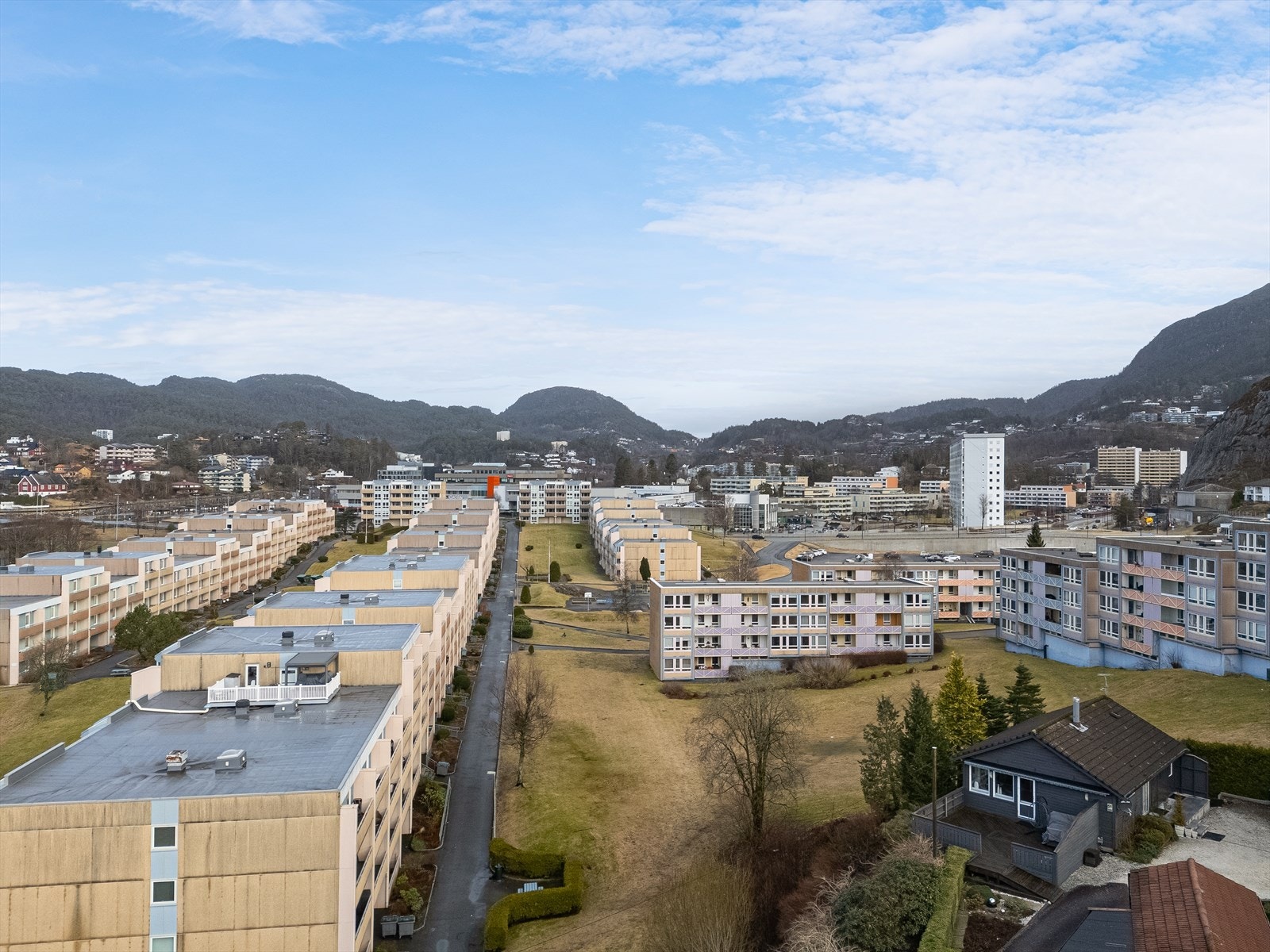 Leiligheten har en sentral, rolig og solrik beliggenhet i Fyllingsdalen med kort gangavstand til Oasen Senter, bybane og bussterminal Galleribilde